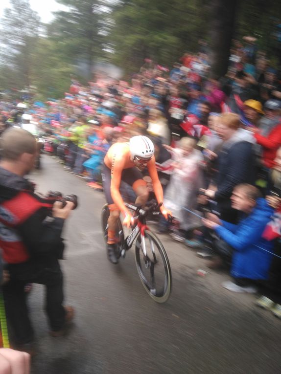 (N'oubliez pas de faire défiler ;)). Comme vous pouvez le voir, il y avait "un peu" de monde dans les bois, à l'affut des coureurs cyclistes. Je vous ai fait une petite sélection des quelques photos "potables" que j'ai pu faire... Et bien sûr, après cela, il a fallu redescendre dans la masse (mais comme certains préféraient s'aventurer dans les raccourcis boueux, petit à petit nous avons pu respirer). Truc sympa, quelle que soit l'origine du coureur, la foule était toujours à fond pour le supporter (même si le Norvégien a quand même eu le droit à encore plus de bruit que les autres).