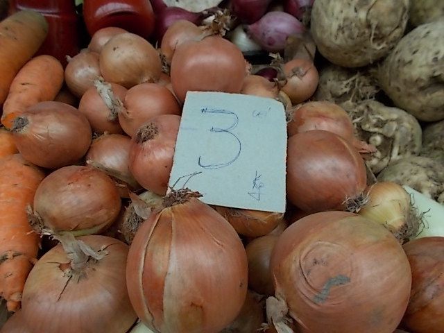 marché couvert de Pucioasa (1 euros=4.40 lei), un repas au resto le 11/12, fin de semaine a Vurfuri  au travail du bois.