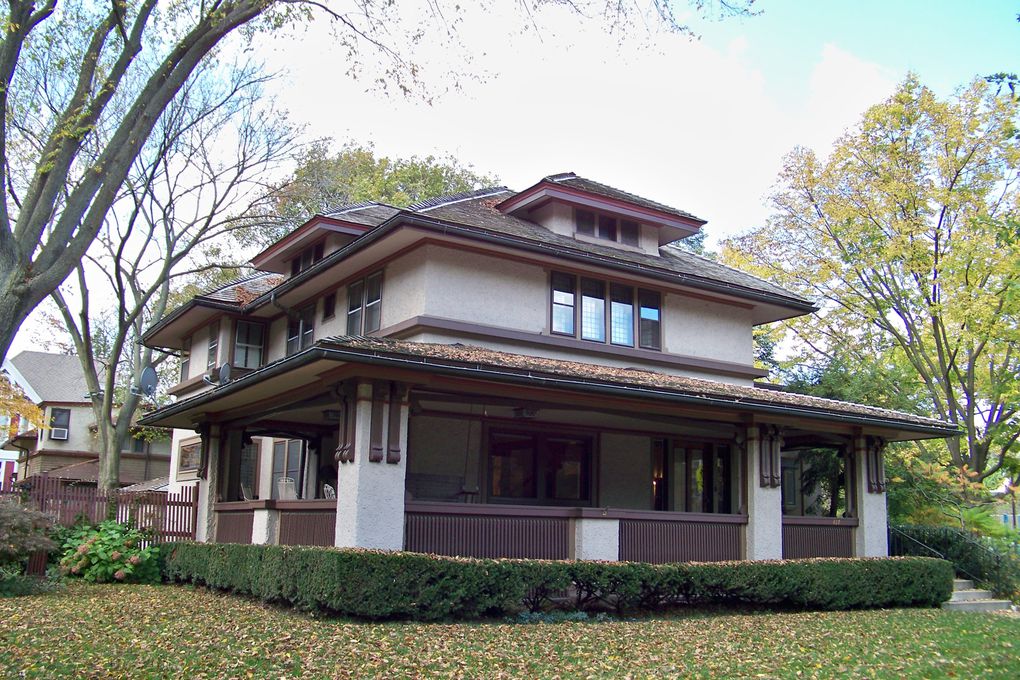 Frank Lloyd Wright (1867-1959) est un architecte américain. Il est notamment le principal protagoniste du style Prairie et le concepteur des maisons usoniennes, petite habitations en harmonie avec l’environnement où elles sont construites. Toutes
