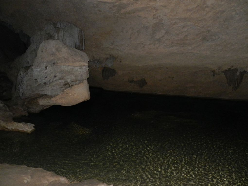 grotte d'une belle profondeur, avec une douce rivière...