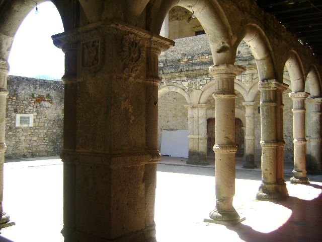 Extraordinario monumento de estilo plateresco,construido en lo alto de la montaña que domina toda la ciudad.En el interior se aprecia un púlpito del siglo XVI labrado en cantera blanca.Destaca un amplio atrio,el cual preside una iglesia con fachada