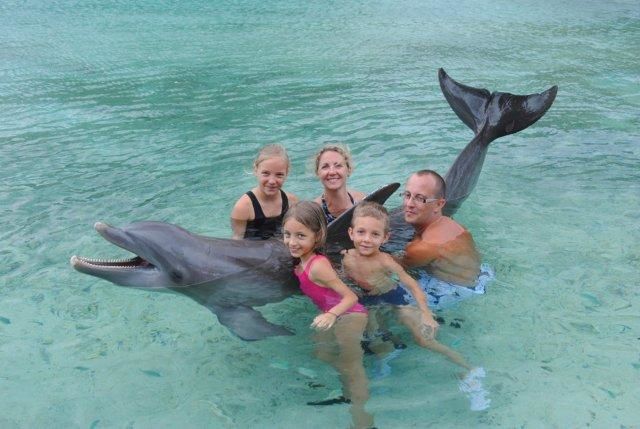 photos de dauphins en captivité à l'intercontental de Mooréa: idéal pour les enfants...