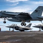 Osprey et Super Hornet à bord du Charles de Gaulle. - avionslegendaires.net