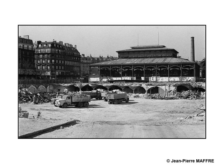 Surnommées “le ventre de Paris” par Emile Zola, les anciennes Halles étaient un monument chargé d’une très belle histoire qui s’est si mal terminée.