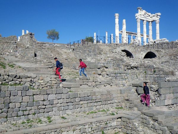 Entraînement aux trajets en bus la veille du départ pour Istanbul, avec la visite de l'Acropole de Pergame, le site est bien moins fréquenté qu'Ephèse mais tout aussi bien conservé.