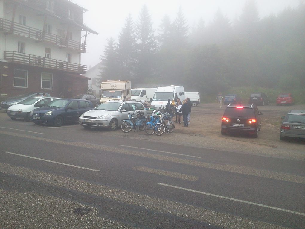 Sur la route du Col de la Schlucht . Un grand bravo au Papy pour le relais . Il avait déjà assuré à l'aller . Il assure encore au retour . Au sommet , la tête dans les nuages . ça caille et ça mouille ! Un petit café pour se réchauffer! 