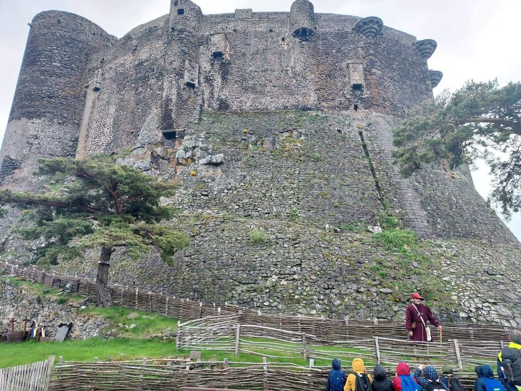 Classe de découvertes : JOUR 4 : en route pour le Château de Murol et lac Pavin