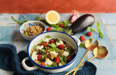 Insalata di lenticchie melanzane arrostite lamponi e rucola con dressing di yogurt alla menta e Agosto in città 