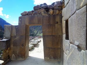 Du haut des terrasses agricoles de Pisac. La forteresse d'Ollantaytambo. 