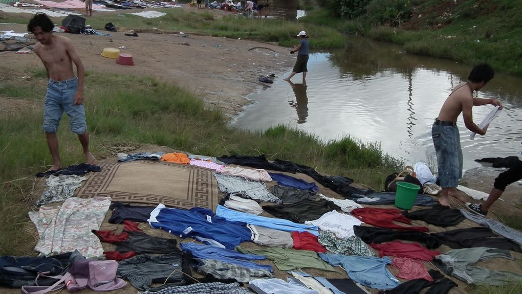 Ampasimbe RN2. Chez les Malgaches, il est de coutume, dans la semaine après le décès d'un proche, de laver le linge (habits, linge de maison). Photos : Jeannot Ramambazafy