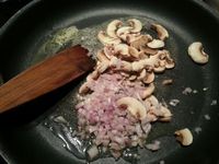 1 - Une fois tous vos ingrédients réunis, préchauffer votre four th 6 (180°), mettre les pommes de terre à cuire dans une casserole pendant environ 20 mn (selon leur taille). Faire également cuire les oeufs dans une casserole d'eau. Pendant ce temps, bien nettoyer (ou peler) les champignons et les découper en fines lamelles. Peler les échalotes et les émincer. Dans une poêle faire revenir échalotes et champignons avec du beurre pendant 8 mn. Parsemer de thym, saler, poivrer et réserver