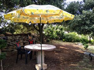 Une belle table faite avec une roue de charrette