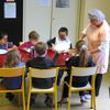 Un parent délève à la cantine scolaire