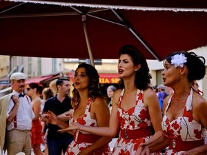 Un retour dans le temps, avec trois chanteuses vintage dans les rues du vieux Menton...de vieux morceaux qui sentaient bon la liberté et les rires d'antan....