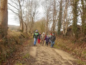 Aprés un petit briefing, départ par la voie verte, direction la voie romaine: La voie remontait de Vannes vers Corseul traversant le Camp Romain de Kerfloch en Plaudren. Elle continuait par Saint-Jean-Brévelay, la forêt de Lanouée. En arrivant au carrefour de La Hutte en Laurenan, elle changeait de direction pour aller  vers le nord-est. Elle rejoignait Corseul par la forêt de Boquin et le sud de Jugon-les-Lacs.