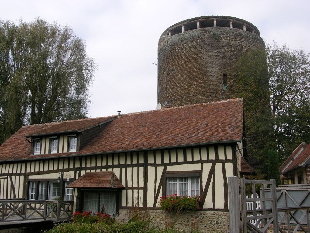 Verneuil - la Tour Grise (1204) et les restes du chateau - maisons à colombages et échauguette