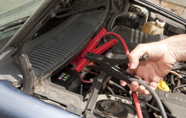 Cómo arrancar un coche con pinzas