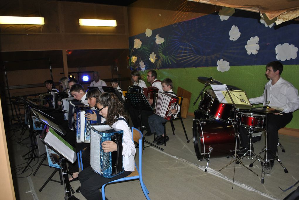 concert de l'Accordéon Club Carpentier de Dugny sous la Direction de son Jeune Chef d'Orchestre FIORINDO au Foyer Jeanne d'Arc à Verdun en présence de Monsieur Yves PELTIER Maire de Belleville, des fidèles du club et de Monsieur PARADISI, profess