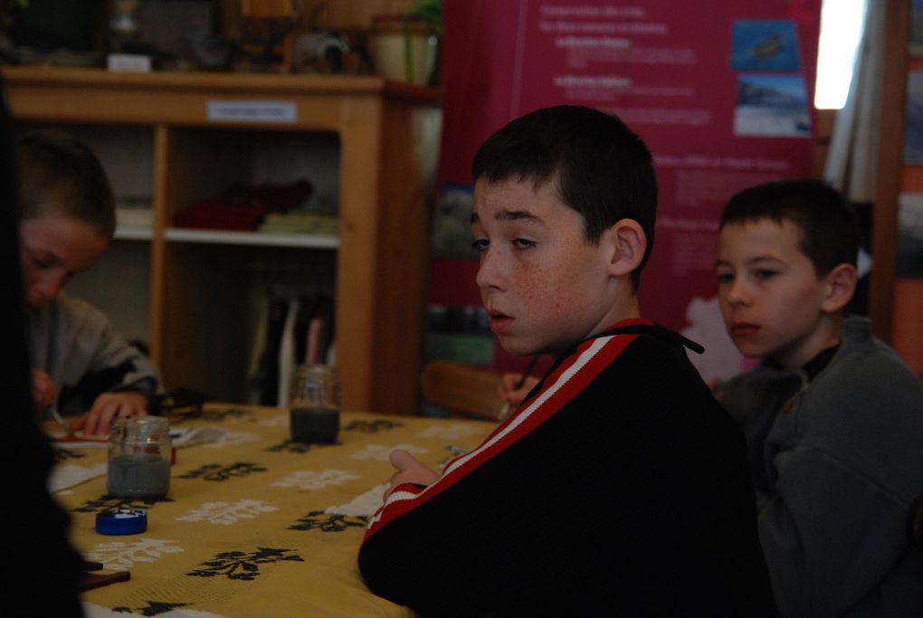 Activités artistiques à la maison de la réserve ce mardi pour un groupe de CM1.
Les enfants choisissaient un gabarit en bois représentant un animal de la faune local, puis  le peignaient au plus proche de la réalité.