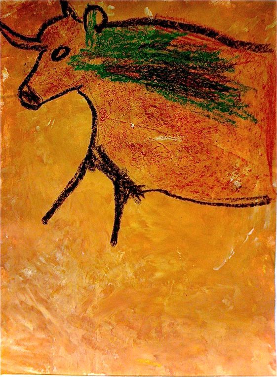 Voici un travail que nous avons mené en classe après avoir observé les peintures des grottes de Lascaux. Le fond a été réalisé à la gouache appliquée directement à la main, et les animaux ont été reproduits à l'aide du vidéo-projecteur