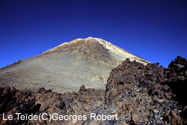 Le Teïde (3718m) sur l'ïle de Ténérife aux Canaries est le plus haut sommet d'Espagne. Son ascension offre un point de vue sur des paysages époustouflants.. A vos baskets !