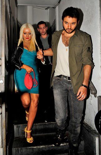 Christina Aguilera boudinette mais sexy dans sa robe moulante.
