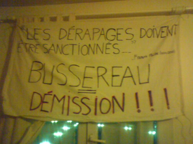 Un groupe de militants harkis se sont mobilisés le 10 février 2010 en déposant à Matignon une demande officielle de démission du ministre Dominique BUSSEREAU. Le 11 février 2010, une action de protestation a été menée devant le siège de l'U