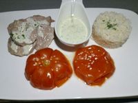 4 - Sur une assiette de service disposer une petite timbale de riz, quelques tranches de filet mignon arrosées de sauce aux graines de sésame et à l'ail confit, 2 moitiés de tomates confites décorées de quelques graines de sésame, une petite coupelle de sauce et un brin de persil. Déguster aussitôt.