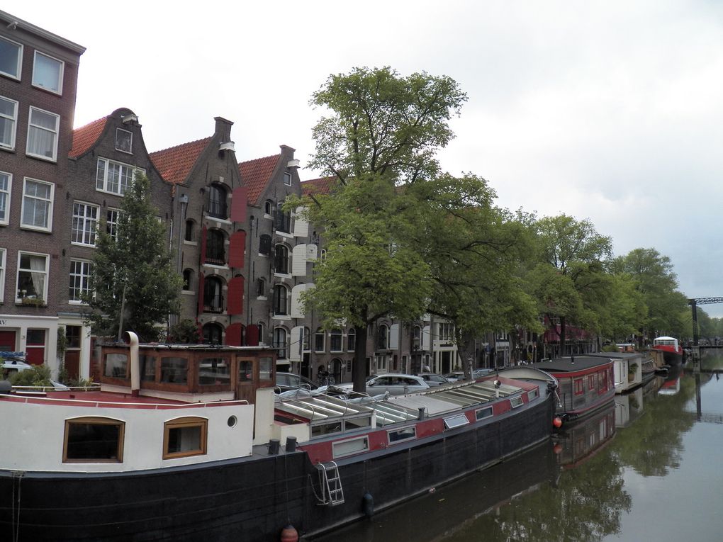 Sur la terre ou sur l'eau, les habitations d'Amsterdam ont leur charme.