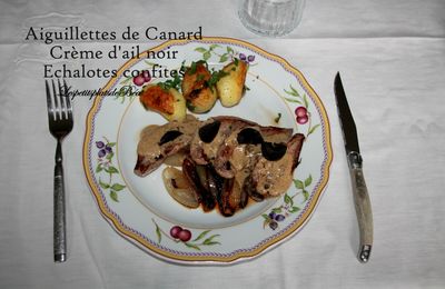 Aiguillettes de canard à la crème d'ail noir et échalotes confites