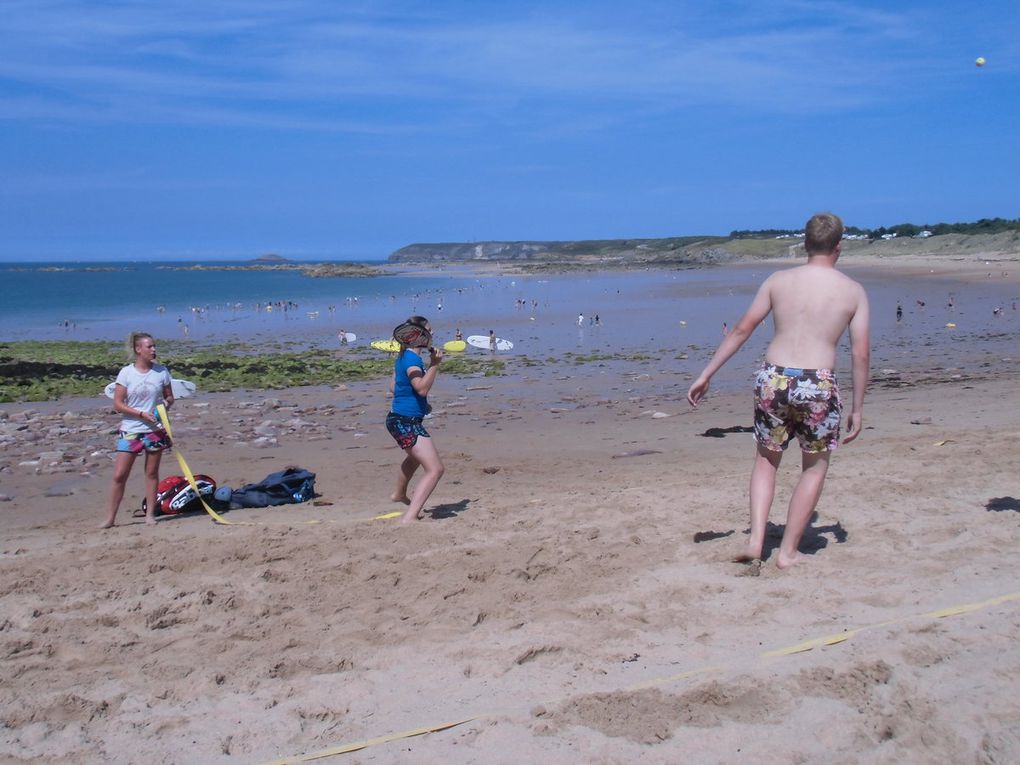 Faire du beach tennis et/ou aller se baigner. Pour corser le jeu, il faut imaginer la présence d'un filet car, avec l'inclinaison, impossible de l'installer.