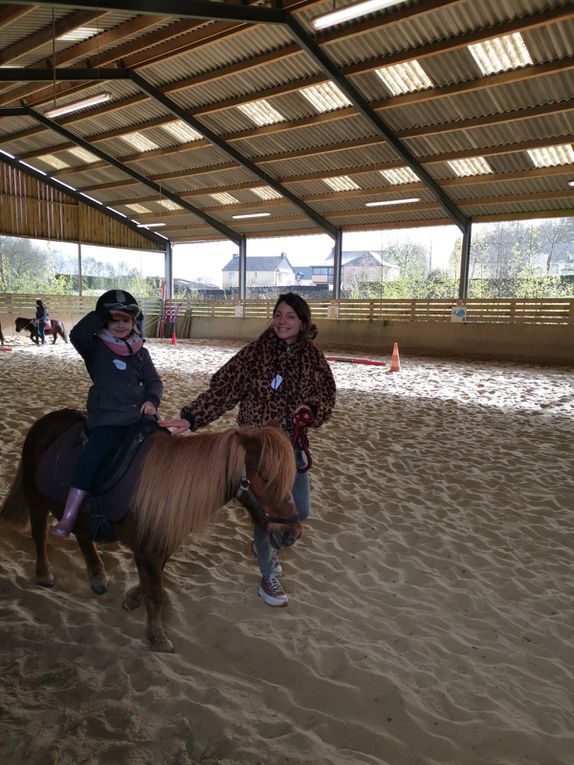 Séance 1 classe MS-GS. Jeudi 4 avril, au programme de la matinée : activités pédagogiques dans le chalet avec Marie, découverte du pansage, vocabulaire des parties du poney avec Yann, montage jeux sur le poney dans le manège avec Jeanne. À la fin de la matinée, visite des box, de la carrière et des prés du centre. . 