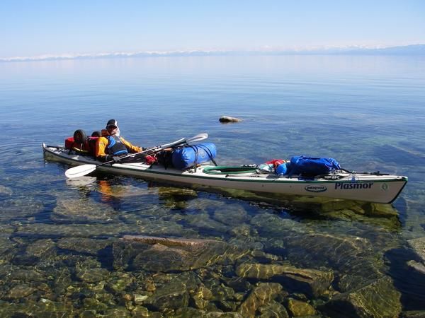 <p>Le lac Baikal est la plus grande et la plus pure reserve d eau douce du monde : 1/5 des ressources.</p>
<p>Ses dimensions sont impressionnantes : largeur max = 79.5km, longueur = 636km, profondeur&nbsp; maximum = 1783m, profondeur moyenne = 730 km, lineaire de cote = 2000km, superficie = 5% du territoire francais soit la taille de la Belgique.</p>
<p>Il est le plus vieux lac au monde : 25 Mn d annes. Habituellement un lac se comble au bout de 10 000 ans. </p>
<p>80% des especes animales et