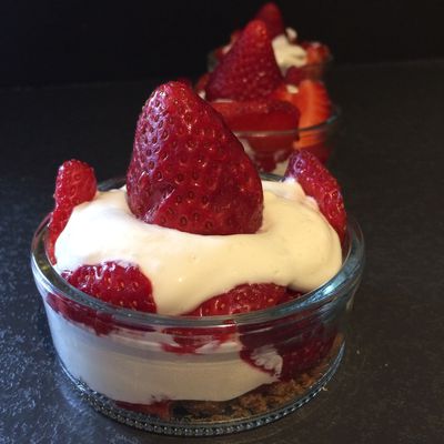 VERRINE FRAISES CREME FOUETTEE AU PHILADELPHIA