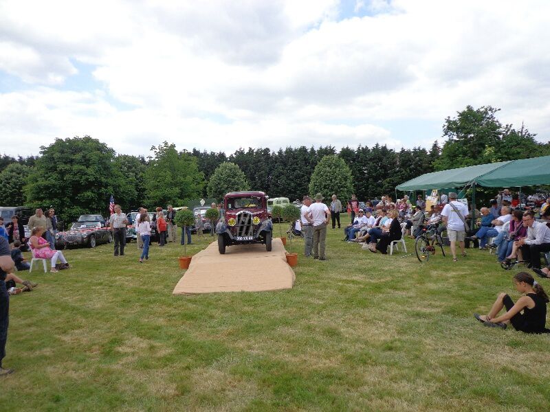 photos de l'exposition de voiture anciennes par l'atelier du temps dans le parc du restaurant Benureau