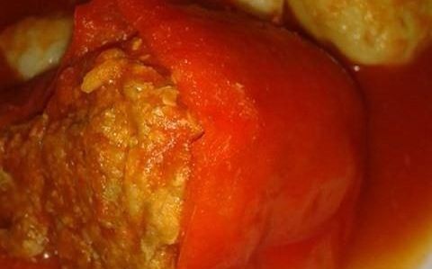 Poivron rouge farcie en sauce tomate