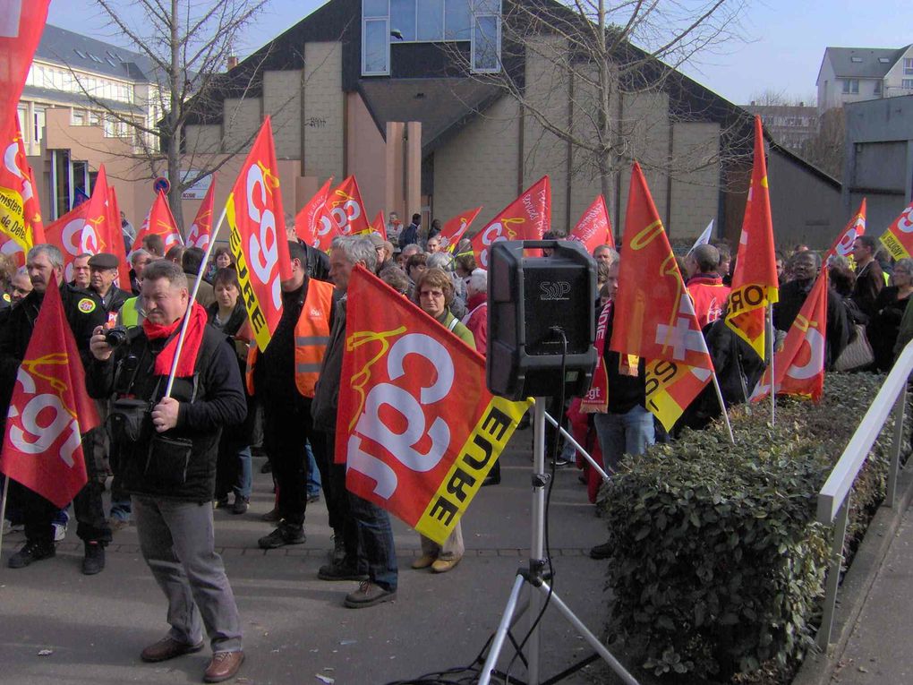 Journée européenne contre l'austérité
Rassemblement Préfecture Evreux mercredi 29 février 2012 - 11h00
Photos PM et PR