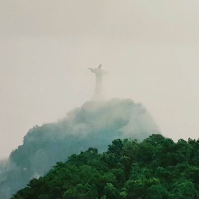 Le Corcovado dans les nuages