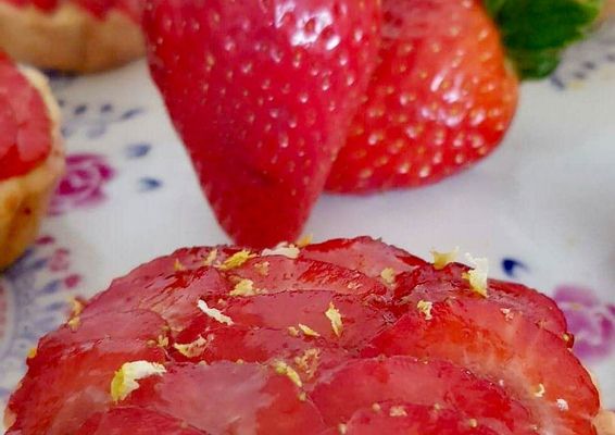 Tartelettes sablées citron, crème d'amande et fraises