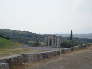 Messène antique a fait partie d'un ensemble de sites défensifs qui surveillaient Sparte.  Au fond du stade, le temple Asclépios,  dieu de la médecine. 