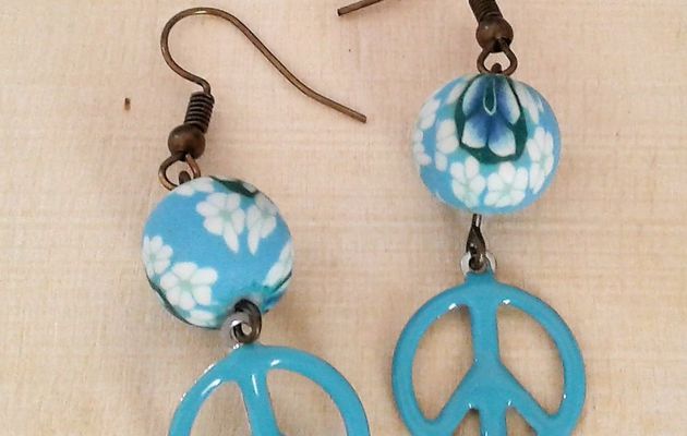 fait mains en france,boucles oreilles peace and love,amour et paix,perles rondes bleu blanc vert,fleuri, crochets bronze ,gothique boho bobo kawaï,cadeau fete anniversaire,bijou femme,art deco art nouveau,contemporain ethnique gemme les perles,baroque rococo