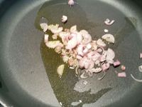 2 - Faire blondir l'échalote à la poêle dans un filet d'huile d'olive. Retirer et réserver, puis faire suer le poireau émincé sur feu moyen jusqu'à ce qu'il soir cuit. Réintégrer l'échalote en fin de cuisson et assaisonner avec sel et poivre.
