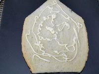 1 - Découper la tranche de pain comme sur la photo, la tartiner de mayonnaise (ou de ketchup, ou autre sauce suivant les goûts).  Y déposer une tranche entière de blanc de poulet en découpant la base pour qu'elle soit bien droite. Détailler 4 disques à l'emporte-pièce rond dans la tranche de fromage de chèvre. Recouper au 1/3 comme sur la photo.