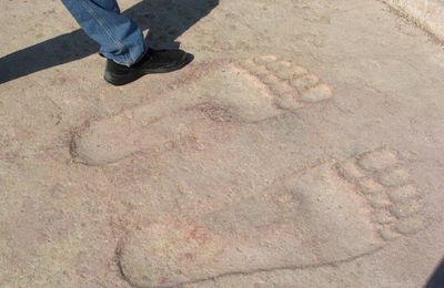 Ain Dara (Syrie) : un temple découvert en 1995 de manière totalement fortuite avec des traces géantes au sol et qui ressemble fortement au temple de Salomon . Il n’est pas écrit si elles représentent les traces d’hommes géants ou d’une divinité (video)