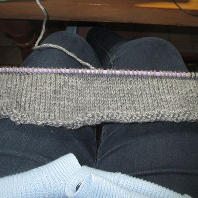 Un coussin tricoté
