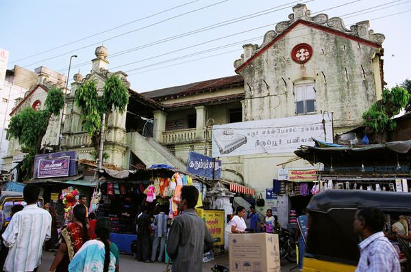 <p>Janvier 07 - Je suis ravie de vous faire partager un peu plus de ce chouette voyage de 24 jrs en Inde du Sud dans les Etats du Kerala et Tamil Nadu. J'esp&egrave;re que ces clich&eacute;s vous plairont, vous toucheront, vous donneront une petite id&eacute;e de ces agr&eacute;ables endroits, de l'ambiance, ...&nbsp;(mais l&agrave; c'est biais&eacute; par mon oeil), voire vous donneront envie des les d&eacute;couvrir en r&eacute;el.</p>
<p>N'h&eacute;sitez pas &agrave; me faire part de vos rem