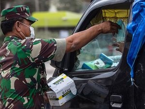 Sinabung - problèmes dus aux retombées de cendres sur la région de Berastagi ; nettoyage des rues et distribution de masques - photos 26.08.2016 Endrolewa  - un clic pour agrandir