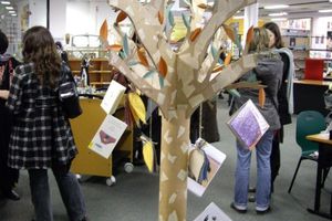 Création collective : arbres à poèmes en carton