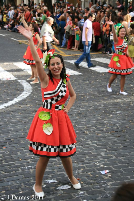 Madere-Funchal,c'est dans cette ville capitale de l'isle que se realise tous les ans la fete de la fleur,cette année c'etait du 5 au 8 Mai et j'y etait,voici quelques images