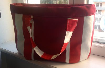 un sac à langer rouge et blanc ... un peu dans les tons du moment !